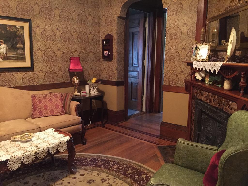 Schuster Mansion Bed & Breakfast Milwaukee Room photo