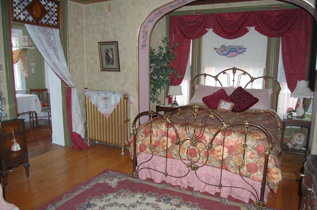 Schuster Mansion Bed & Breakfast Milwaukee Room photo