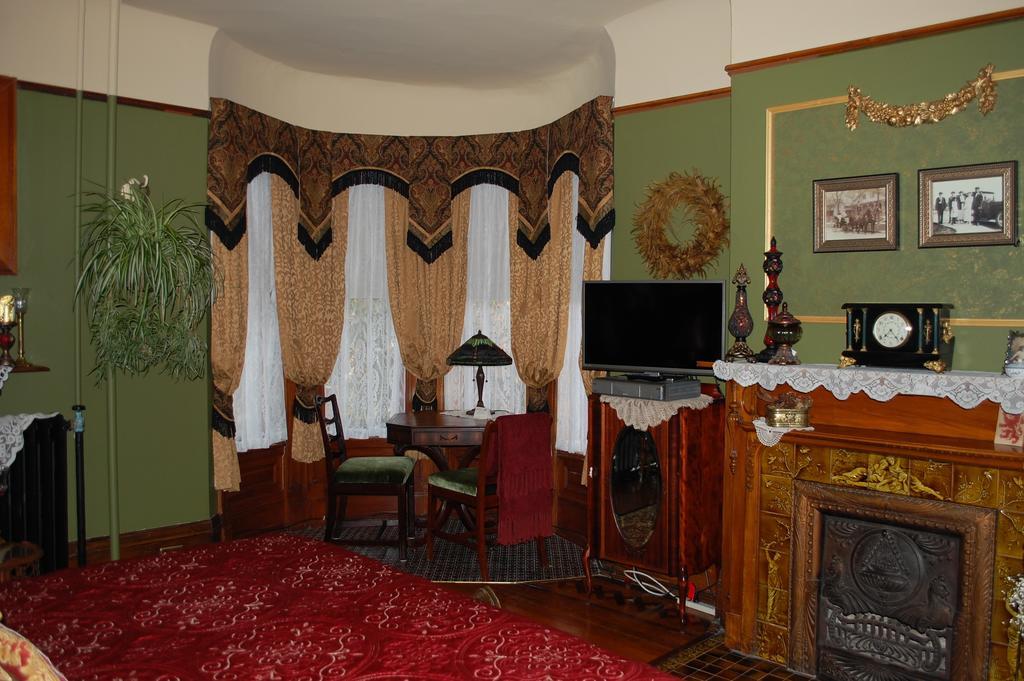 Schuster Mansion Bed & Breakfast Milwaukee Room photo